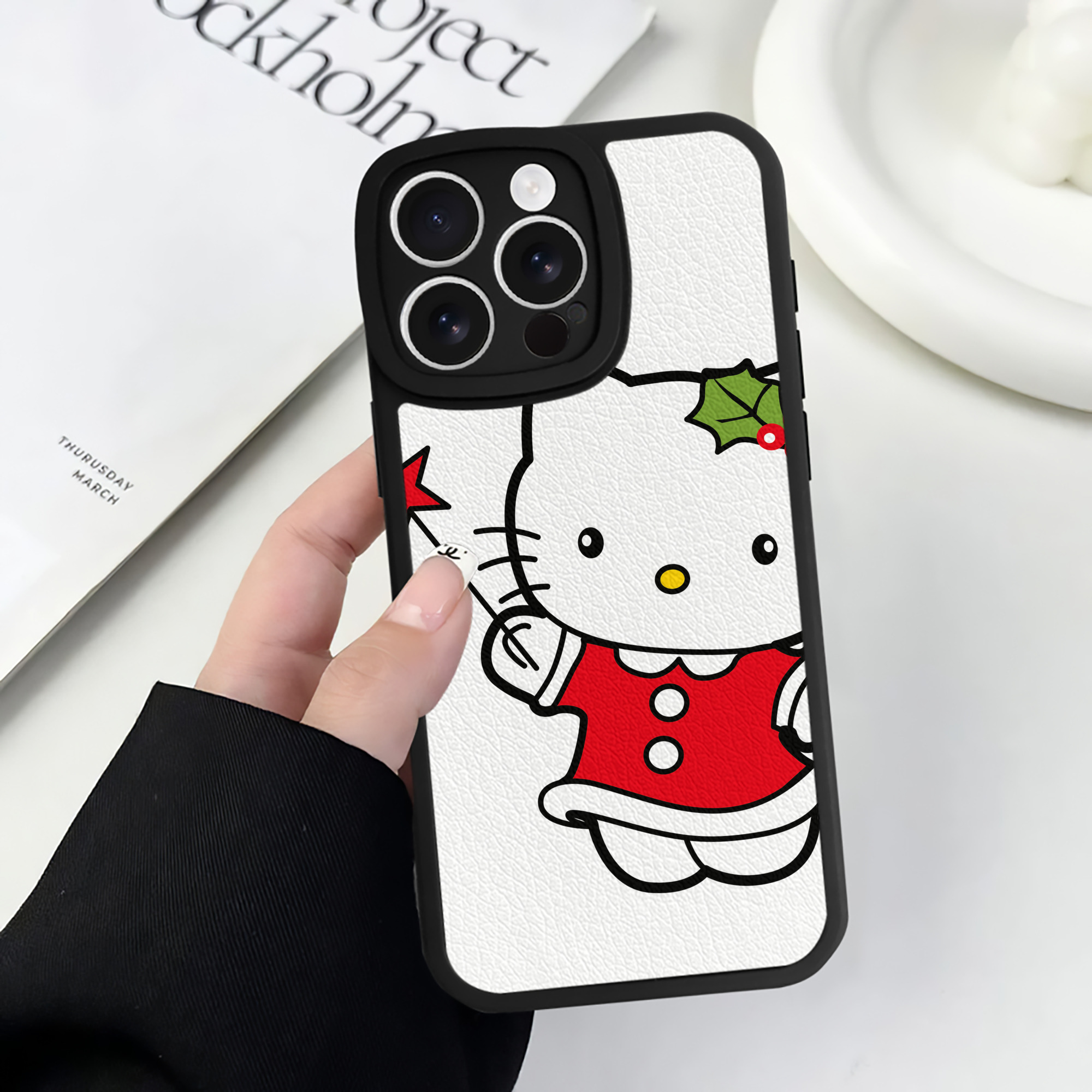 （画像用） Hello Kitty ハローキティ 【iPhone 16シリーズ対応】シリコンスマホケース（レザー調） 材質：シリコン